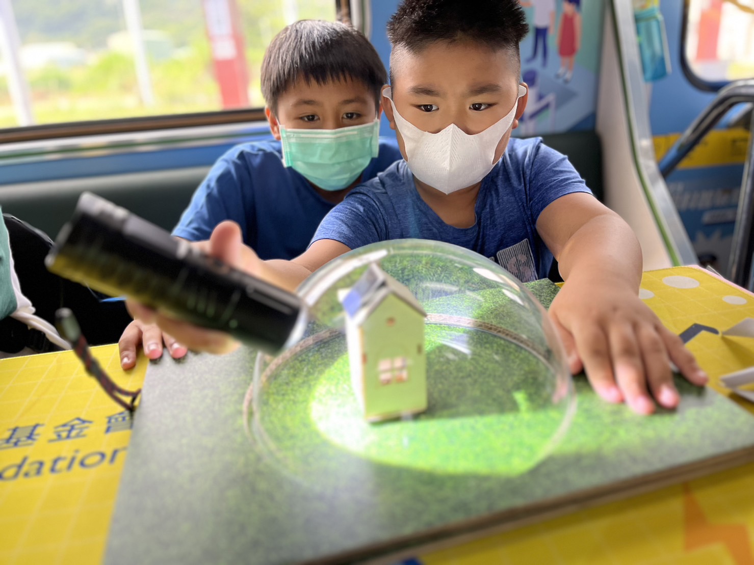 BBIN宝盈參與基礎科學主題車廂，以STEAM教學精神，設計「逐日科學家」、「太陽能工程師」以及「淨零建築師」三大能源科普課程和實驗