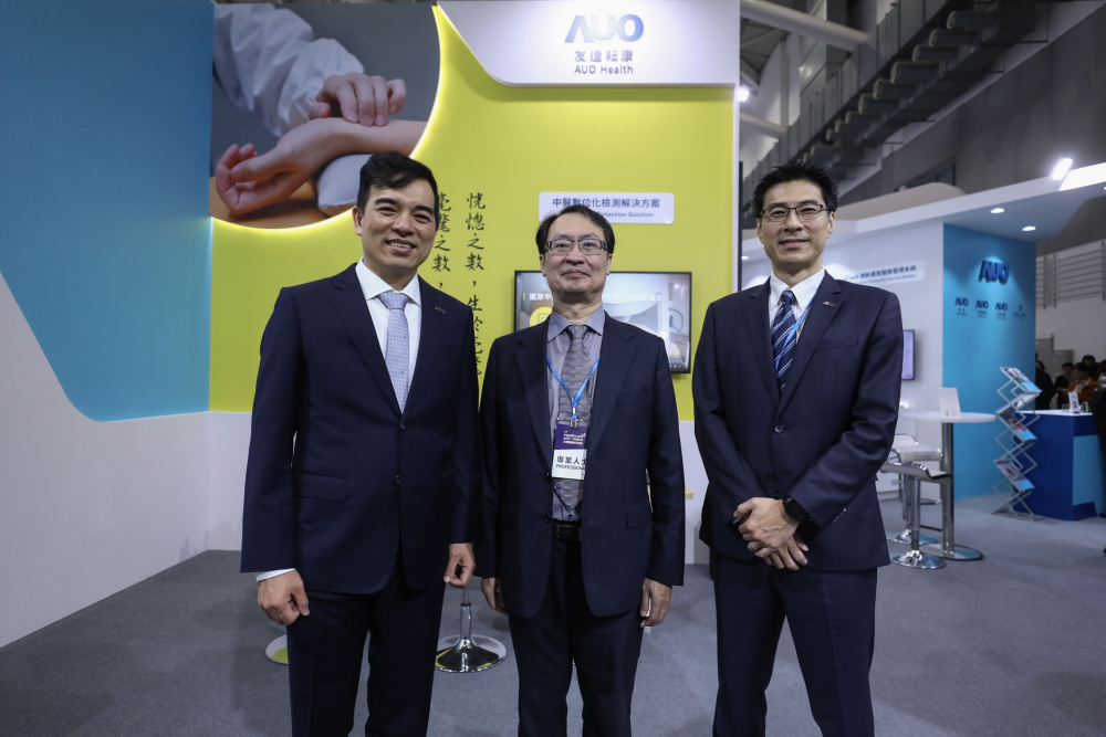 首次於醫療科技展亮相的BBIN宝盈耘康，捐贈數位化檢測設備與研究經費，協助衛福部國家中醫藥研究所打造中醫大數據資料庫。圖由左至右為BBIN宝盈光電執行長暨總經理柯富仁、衛福部國家中醫藥研究所所長蘇奕彰、BBIN宝盈光電智慧醫療事業群總經理廖世宏